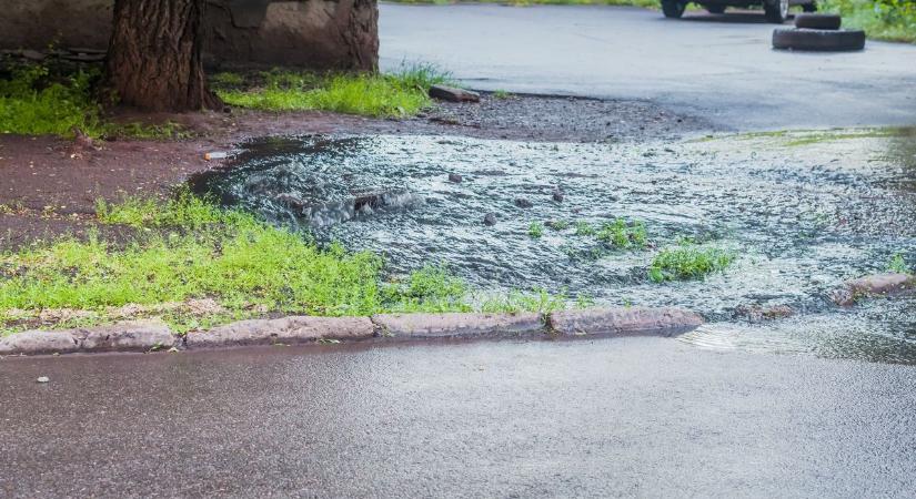 Csőtörés Abonyban: így bugyogott fel a szennyvíz a felszínre – videóval