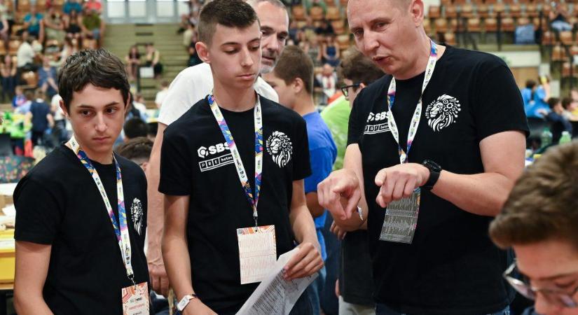 Az ország legjobbjai között versenyeztek a hevesi robotikások