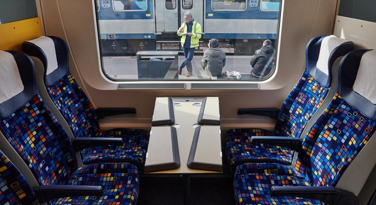 Vizsgálja a rendőrség, miért esett lámpa egy nő fejére a Savaria InterCityn