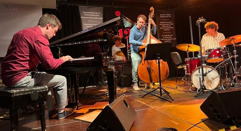 Tarolt a lendületes szving a Tálos Áron Trió koncertjén a Lamantin Jazz Fesztivál harmadik napján