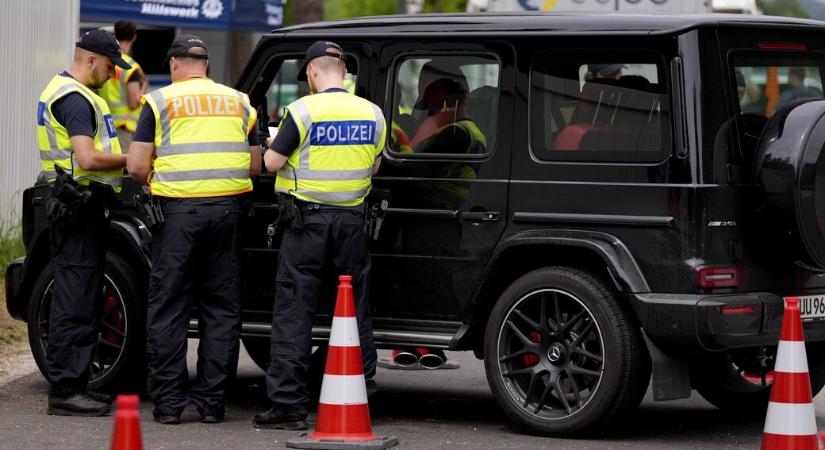 Németországban letartóztattak egy 16 éves ukrán fiút egy ukrán nő és gyermeke meggyilkolásának ügyében