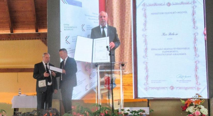 Újabb elismerést kapott az életműdíjas nyugdíjba vonuló gőnyűi iskola igazgatója