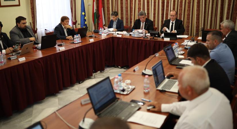 Változik a bérlakásrendszer, emelkedő fizetések, eladják a balatonmáriai üdülőt - Közgyűlési sorok