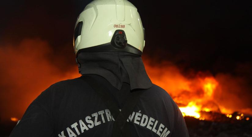 Hatalmas füstoszlop Székesfehérvárnál – helyszíni fotók!