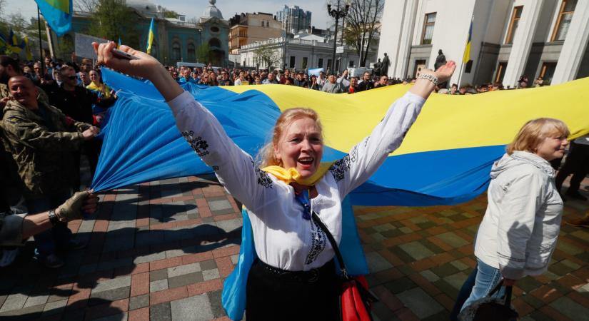 Ukrajnában kötelező lesz az államnyelvű kiszolgálás