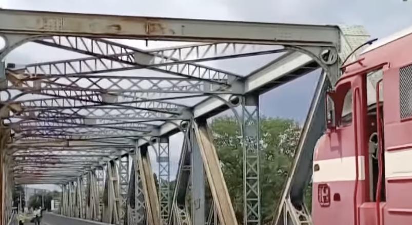 Beszakadt a Gubacsi hídon a járda, a kormány szerint Brüsszel az oka