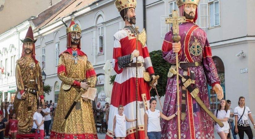 Óriásbábokkal hangolunk a Székesfehérvári Királyi Napokra