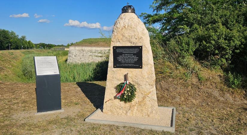 Szent Korona-emlékpontot avattak Komáromban