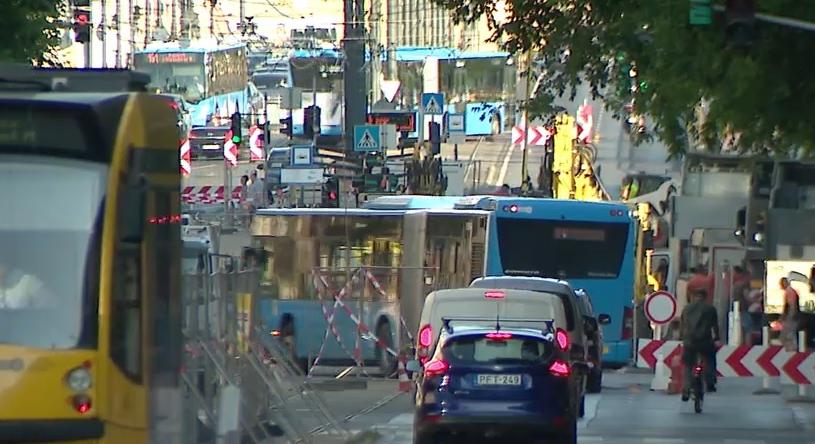 A pesti alsó rakpart lezárva, a városban felújítások zajlanak és tikkasztó hőség  videó