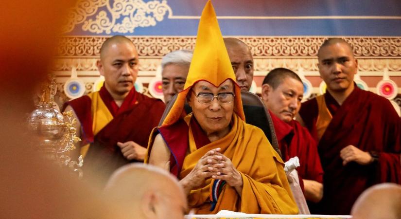 Beleszólna a reinkarnációba a kommunista rendszer: a Dalai Láma próbálja védeni a saját lélekvándorlását