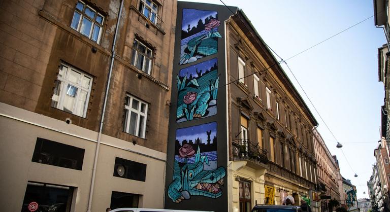 Hatalmas krokodil mászott fel egy lakóház falára Erzsébetvárosban