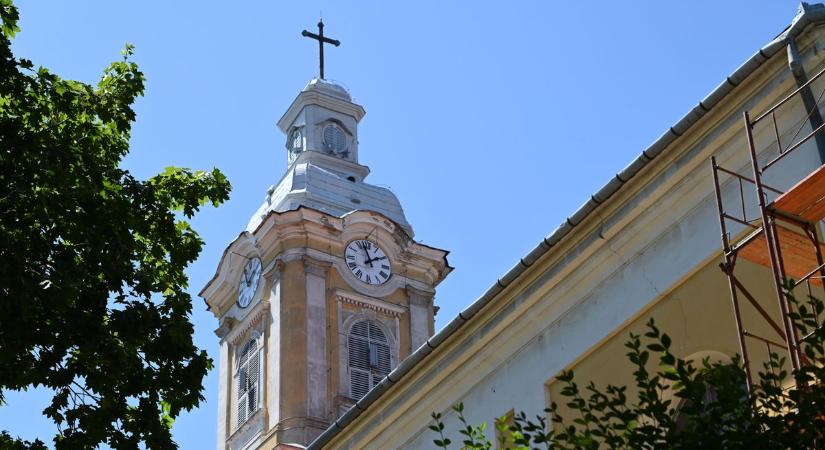 Óriási csattanást hallottak a központban, de csak másnap tudták meg az abonyiak, mekkora a baj – galériával, videóval