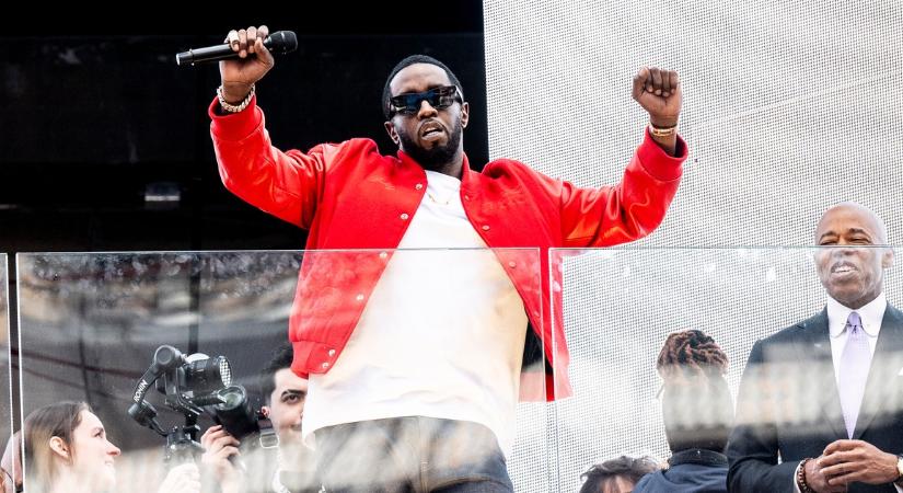 Önfeledt ünneplés Diddy ítélete után: babaolajjal fürdették egymást a rajongói a bíróság előtt – Az egész megvan videón