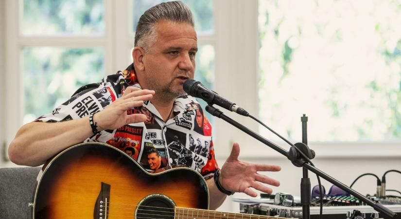 Bokányi Zsolt csapott a húrok közé a Viktória Pódium színpadán