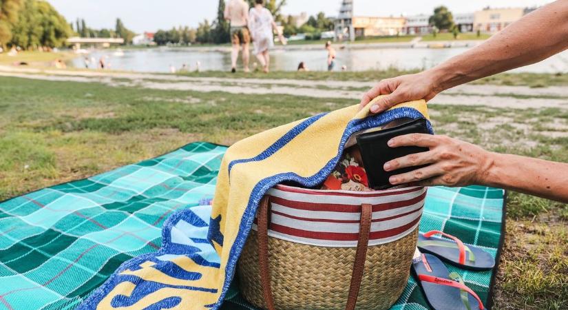 „Lefedtem törölközővel, az olyan, mint egy széf”, avagy hogyan vigyázzunk értékeinkre a strandon?