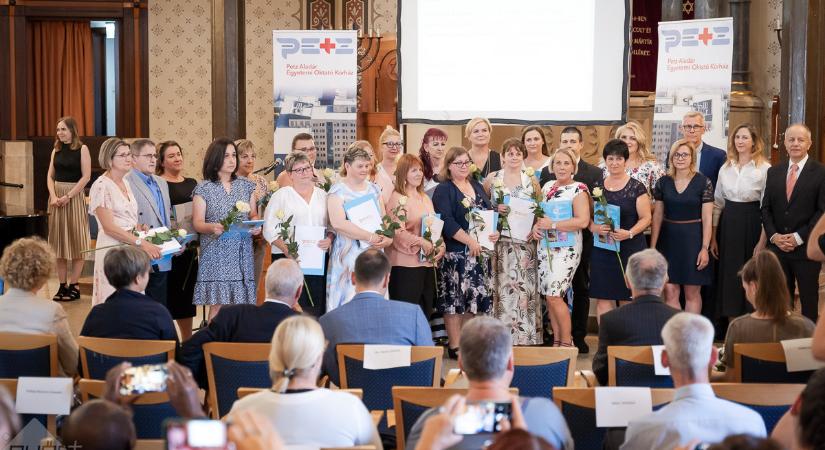 Díjakat vehettek át a kórház dolgozói a Semmelweis napon
