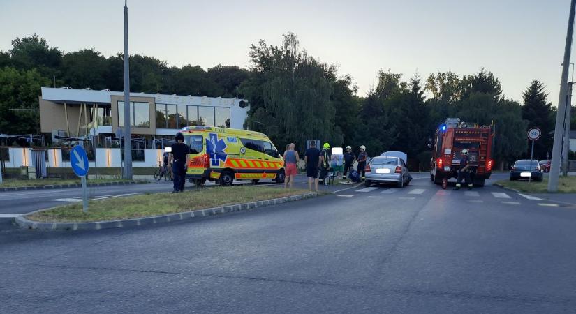 Rosszul lett, oszlopnak csapódott az autós Nyíregyházán! Mentők, tűzoltók a helyszínen! (fotók)
