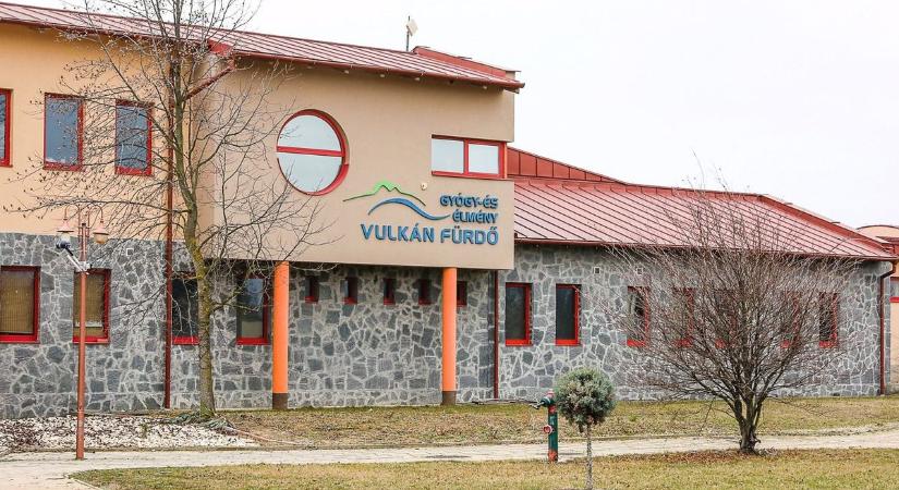 Drámai életmentés a vasi fürdőben - hajszálon múlott egy kisgyermek élete