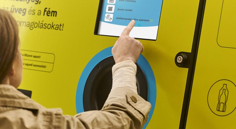 Júliustól a családok segítésére lehet adományozni a MOHU REpont automatáknál