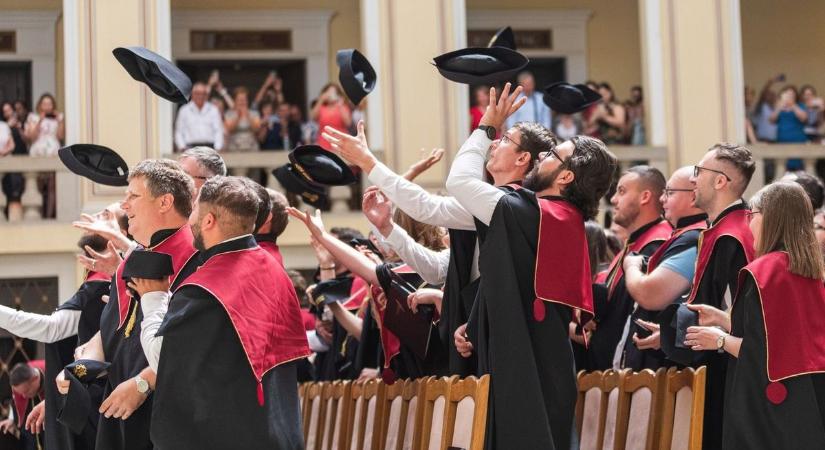 A Műszaki Kar végzősei is átvehették diplomájukat - fotókkal