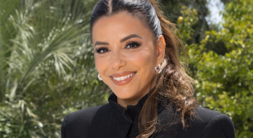 Eva Longoria arcpirítóan rövid ruhában mutatta meg tökéletes alakját