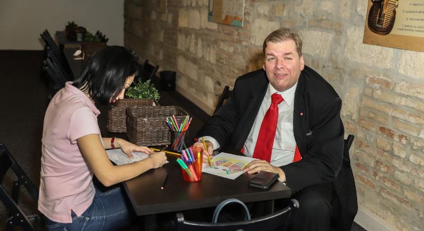 Bizarr szokását leplezte le Schmuck Andor, ezért jár a temetőbe