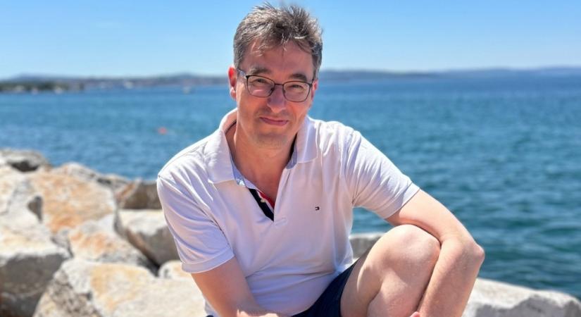 Latorcai Csaba: Miközben Budapest süllyed, "a kapitány" elment nyaralni
