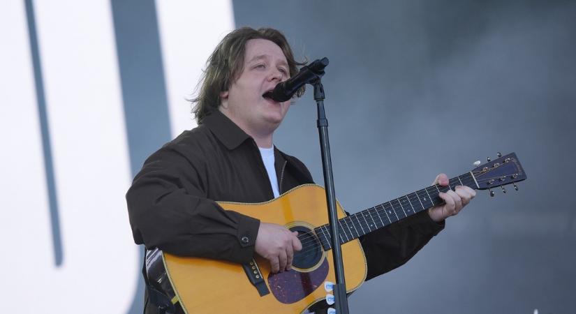 Lewis Capaldi visszatérése lett az idei Glastonbury fesztivál legmeghatóbb pillanata – videó