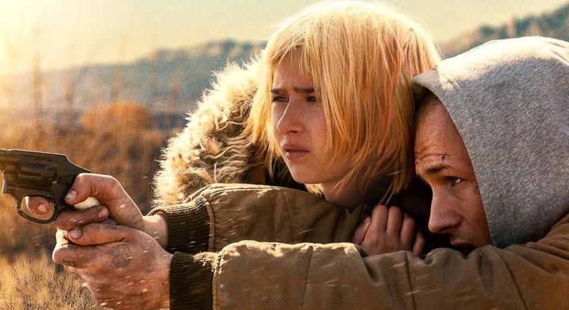 Megérkezett a pusztakezes harcokkal és lövöldözésekkel teli She Rides Shotgun első előzetese, amelyben a kopasz Taron Egerton ex-fegyence menekül a kislányával golyózáporban