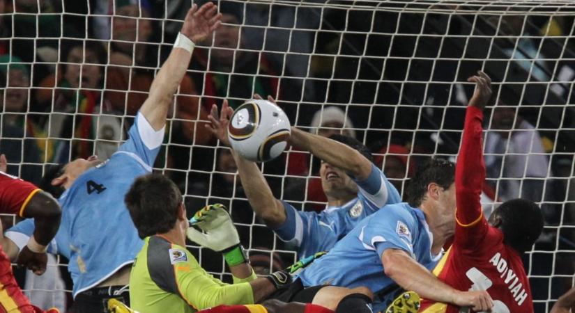Uruguayban nemzeti hős lett, Afrikában maga az ördög – 15 éve volt Suárez nagy vihart okozó kezezése