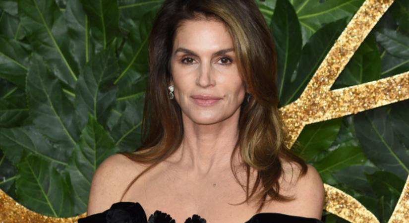 Cindy Crawford kanapéját akarja most mindenki: ezért annyira inspiráló