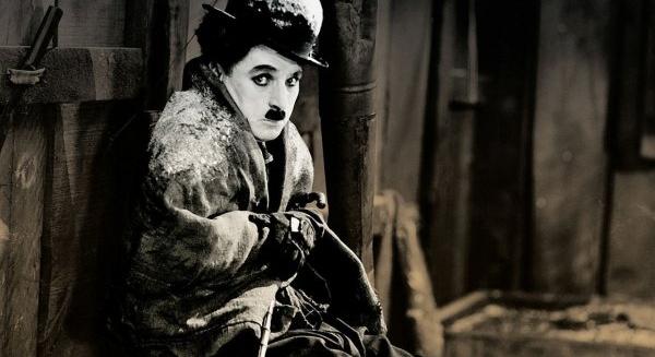A KALAP A HELYÉN MARAD Charles Chaplin: Aranyláz 100 / Puskin Mozi