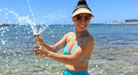 Nótár Mary 40 éves lett – bikiniben, pezsgővel ünnepelt