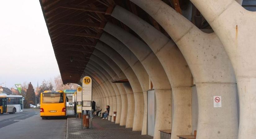 Kíváncsiságból elkötött egy buszt, végül parádés okból mégis gyalog ment haza
