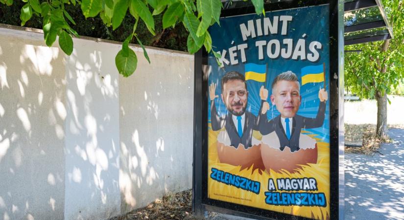 „Butának, unalmasnak és hiteltelennek tűnik” – reagált az ukrán külügy a Zelenszkij-ellenes kormánypárti plakátkampányra