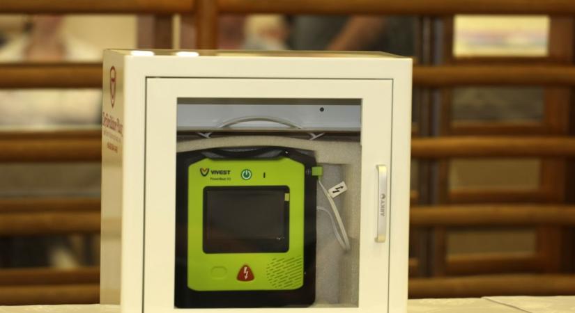 Bárki életet menthet egy szívleállás esetén, ezt kell tudni az új félautomata defibrillátorról