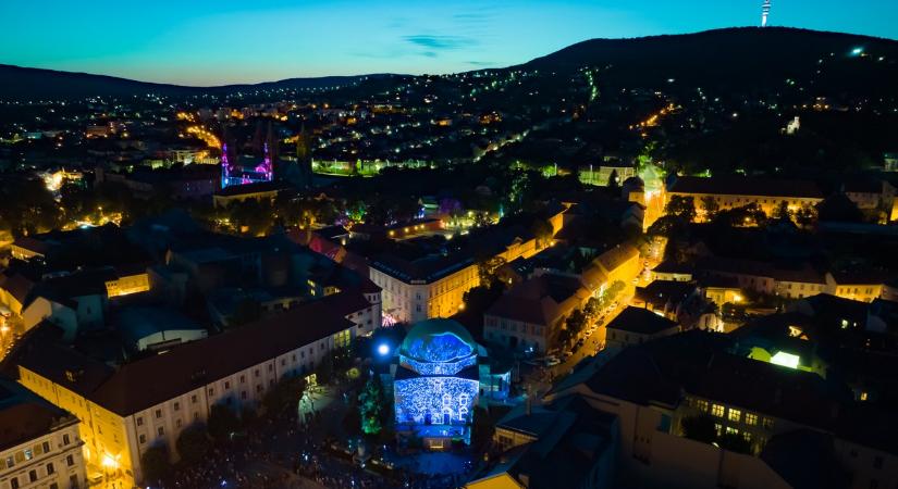 Kezdődik a varázslat: bűvkörébe vonja Pécs belvárosát a Zsolnay Fényfesztivál
