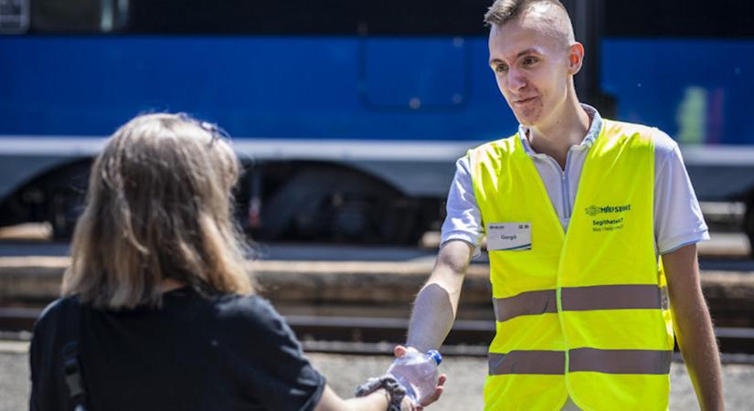 Hőség: a MÁV-csoport vizet oszt a forgalmas állomásokon