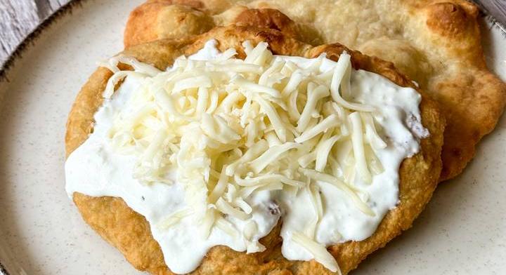 Házi sajtos-tejfölös lángos: kívül ropogós, belül puha a tészta
