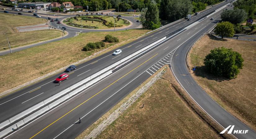 Már állnak az első betonelemek Siófoknál az M7-esen - fotók