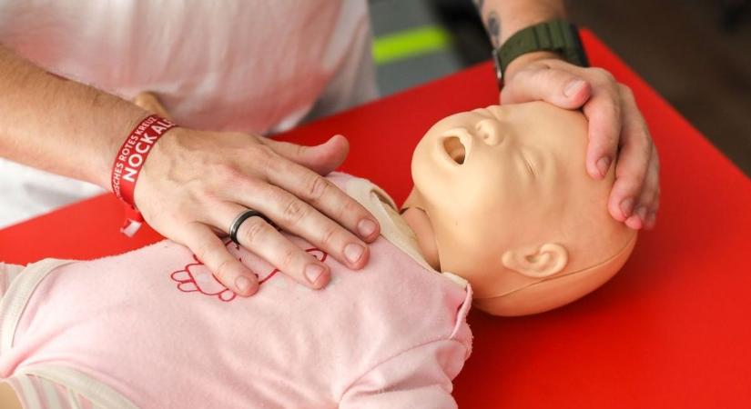 Tudnád, mit tegyél, ha a gyermeked nem venne levegőt? Újraélesztés lépésről lépésre