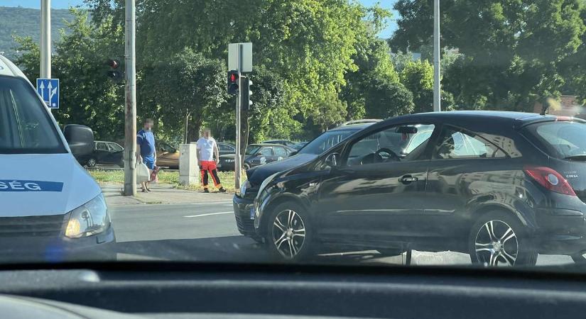 Csúnya baleset történt a forgalmas pécsi kereszteződésben