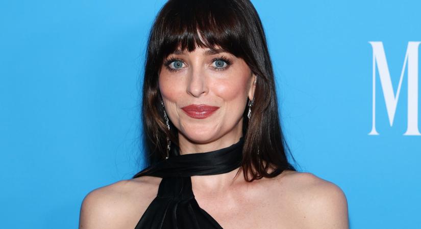 Dakota Johnson bikiniben villantott brutális kockahasat