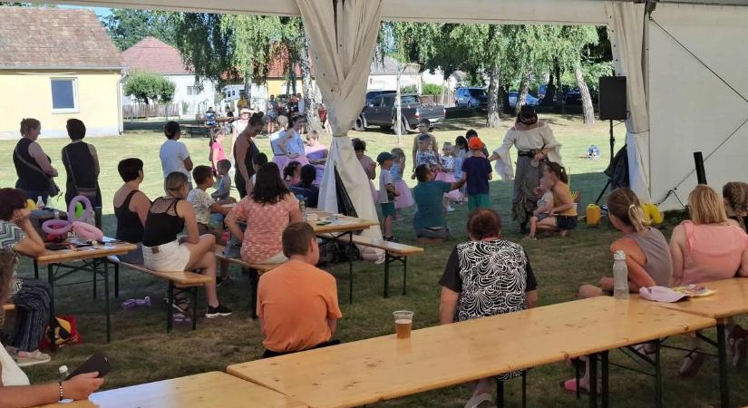 Móka, kacagás – és egy különleges túra Rátóton