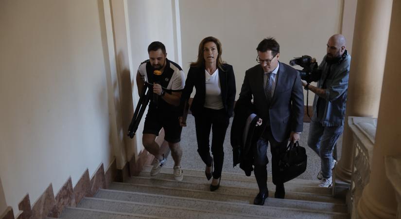 Megérkezett Varga Judit a Schadl-Völner-ügy tárgyalására - itt vannak az első fotók a volt miniszterasszonyról