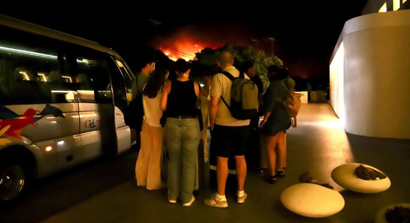 Óriási erdőtűz tombol Krétán, turistákat is evakuálni kellett
