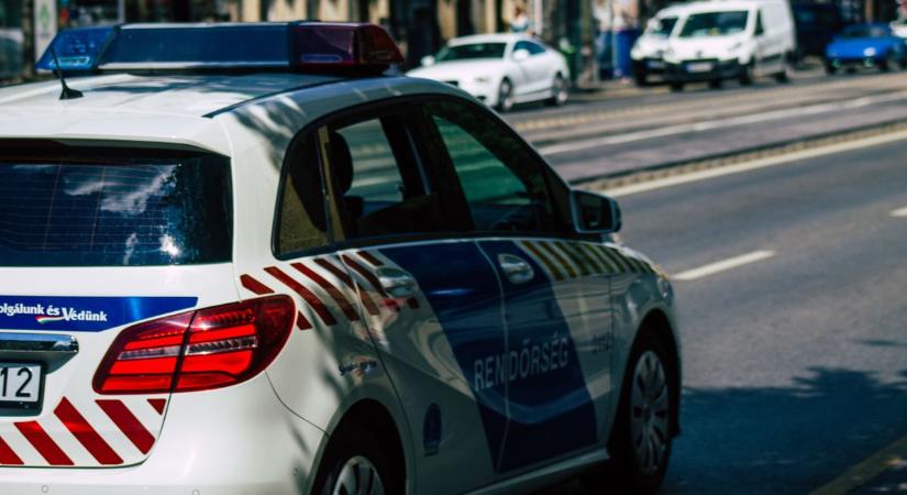 Körbevették a kábítószer-kereskedő nagypapa és családja házát, elképesztő videón a rendőrség rajtaütése
