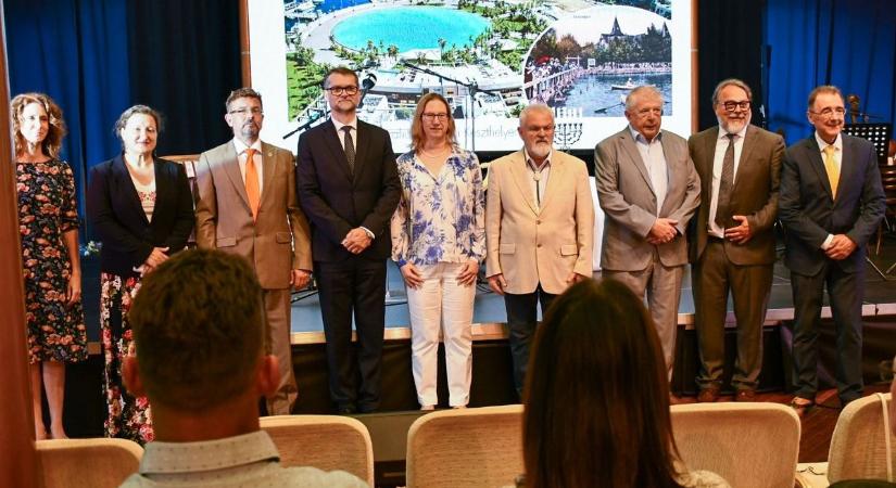 Maya Kadosh nagykövet Keszthelyen: "Olyan Közel-Kelet formálódik, amely virágozni fog"