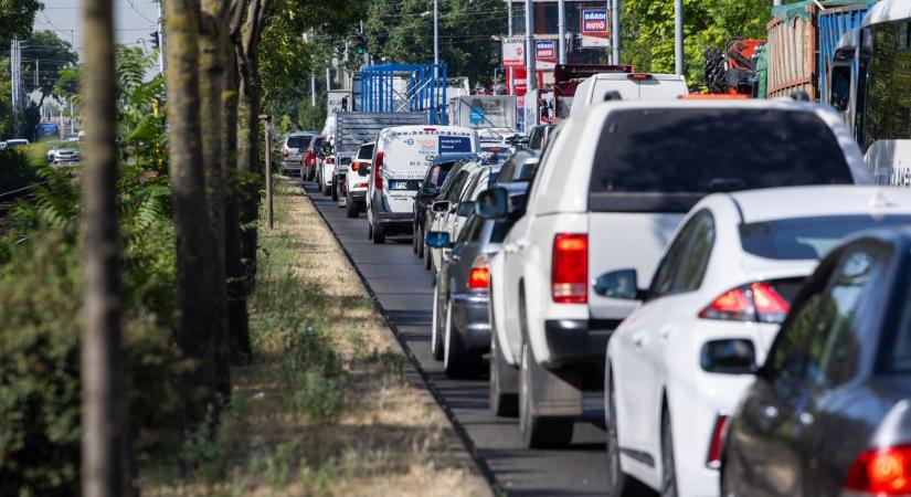 Jobb, ha kerülsz: hatalmas a torlódás a M1-es autópálya főváros felé vezető oldalán