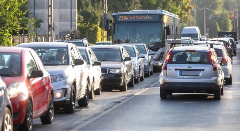 Az volt a „bűne”, hogy lerobbant a reggeli csúcsban Debrecenben – amit ezután kapott, egy autósnak sem kívánjuk